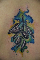акварельная тату, татуировка оливковая ветвь цветная между лопаток , татуировка акварельная цветная на лопатке, тату Херсон, тату мастер Бейко Андрей